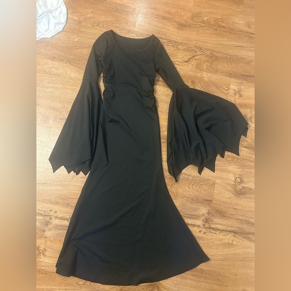 MORTICIA ADDAMS HALLOWEEN COSTUME, WIG, AND ACCESSORIES - Picture 2 of 5